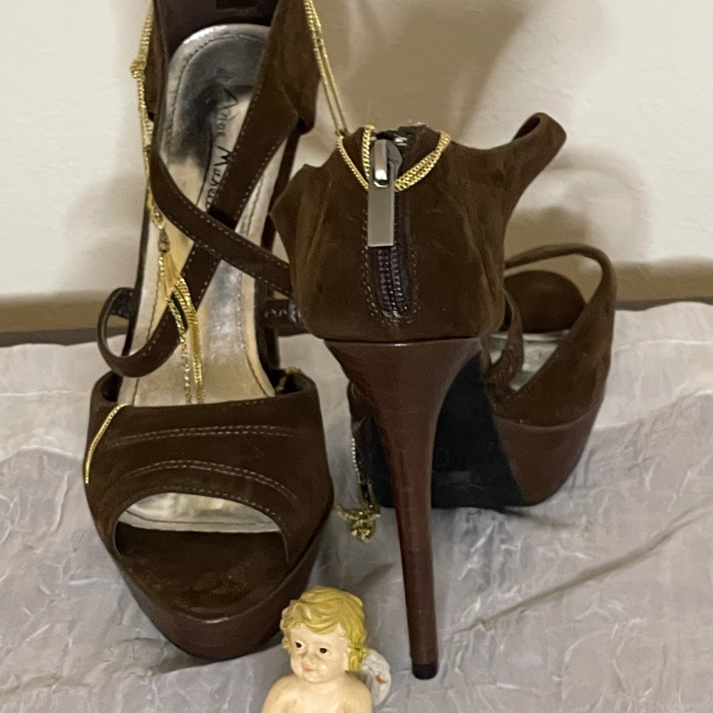 Anne Michelle Brown platform stiletto heel 41/2 Inches Has a zipper in the back